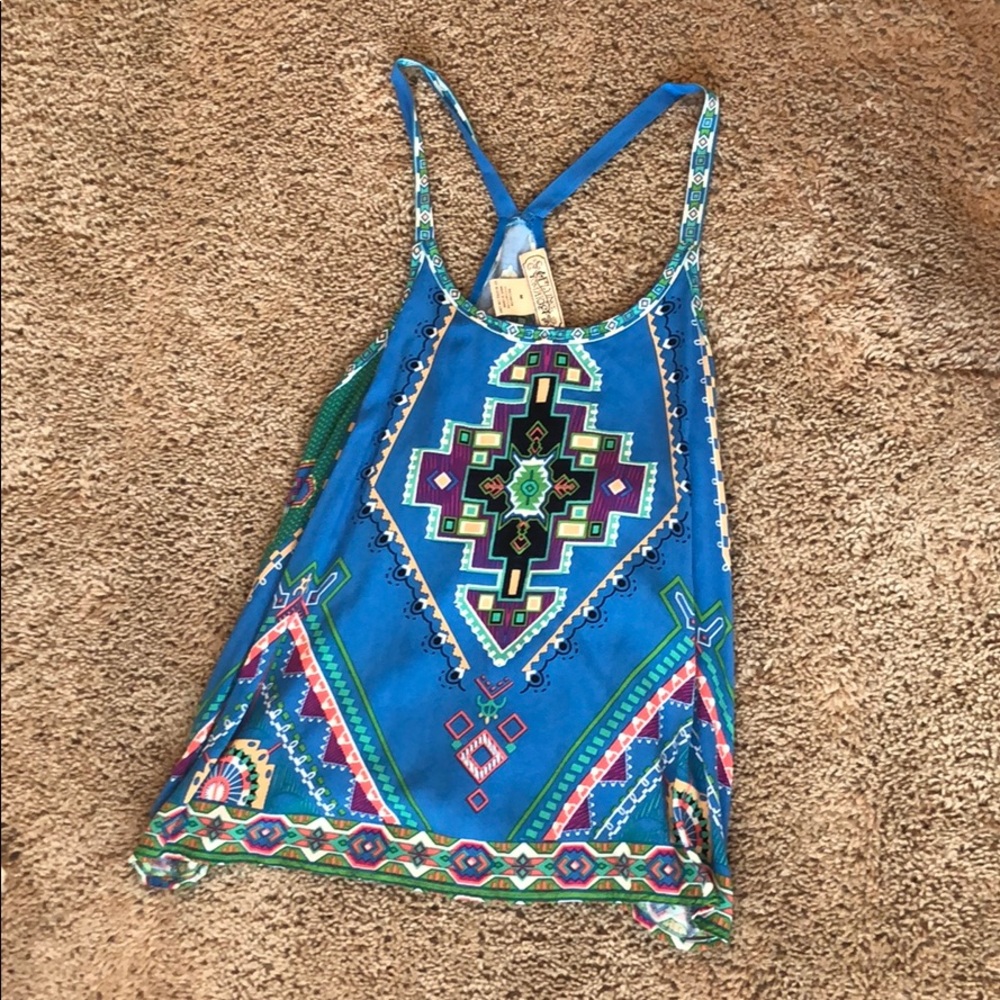 Patterned tank
